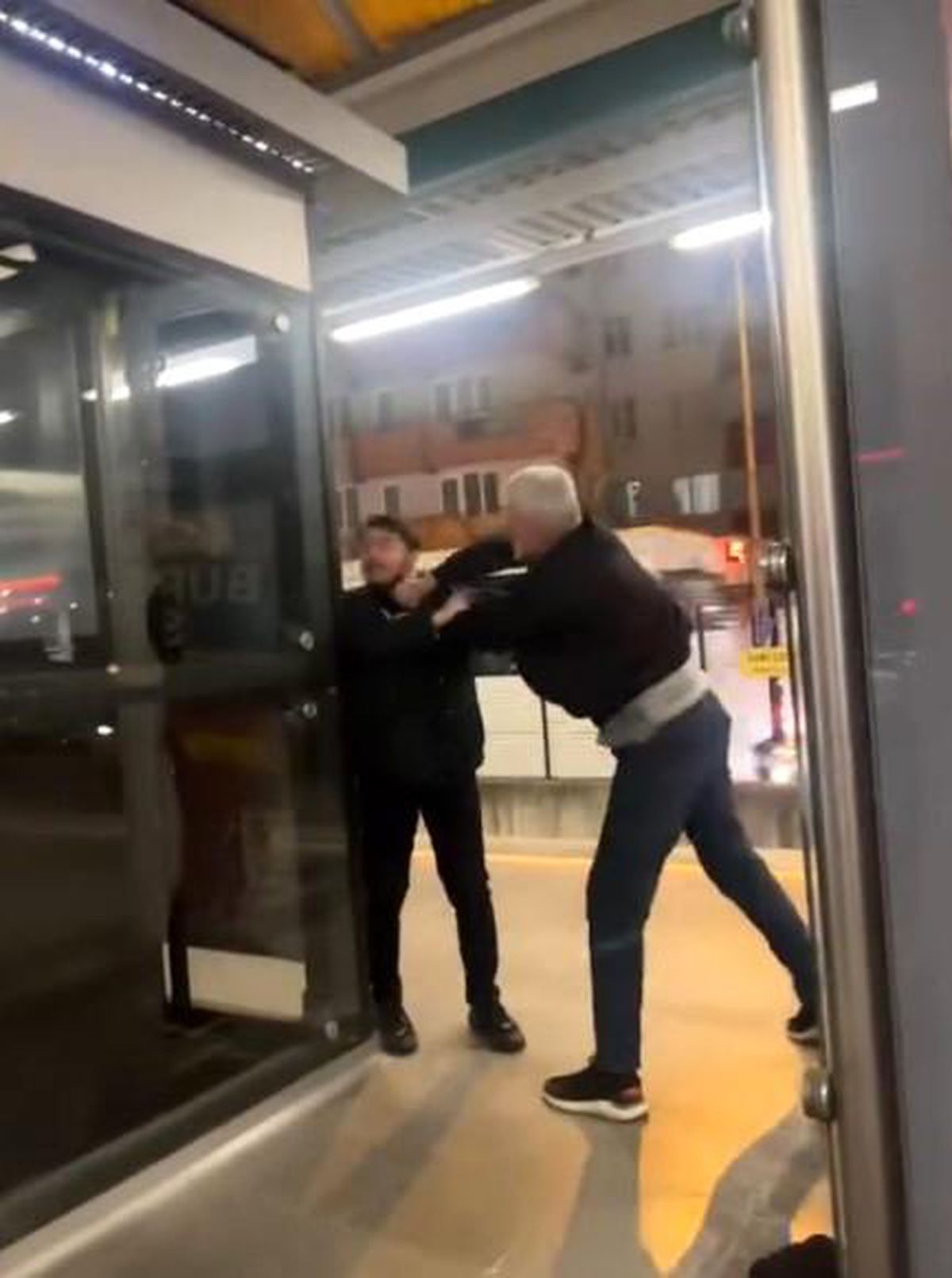 Bursa\'da Metro İstasyonunda Omuz Atma Kavgası
