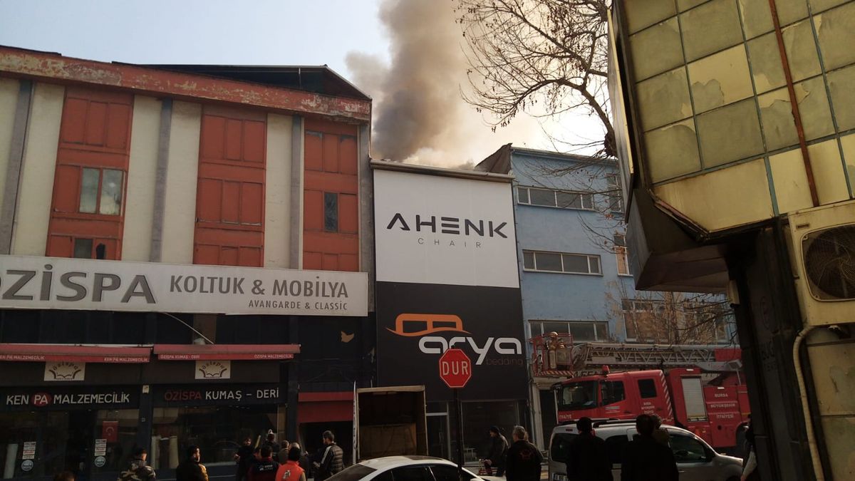 İnegöl\'de Mobilya İmalathanesinde Yangın