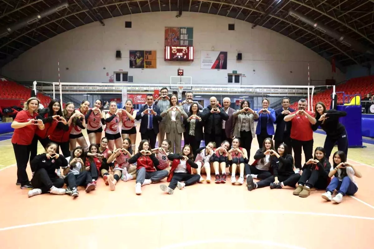 Şehzadeler Belediyesi Genç Kız Voleybol Takımı İlk Maçında Galip Geldi