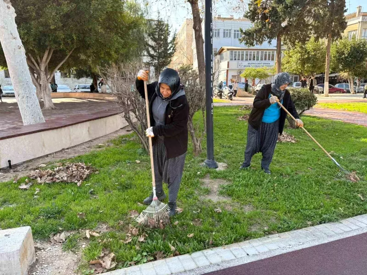 Silifke Belediyesi Park ve Bahçelerde Bakım Çalışmalarını Sürdürüyor