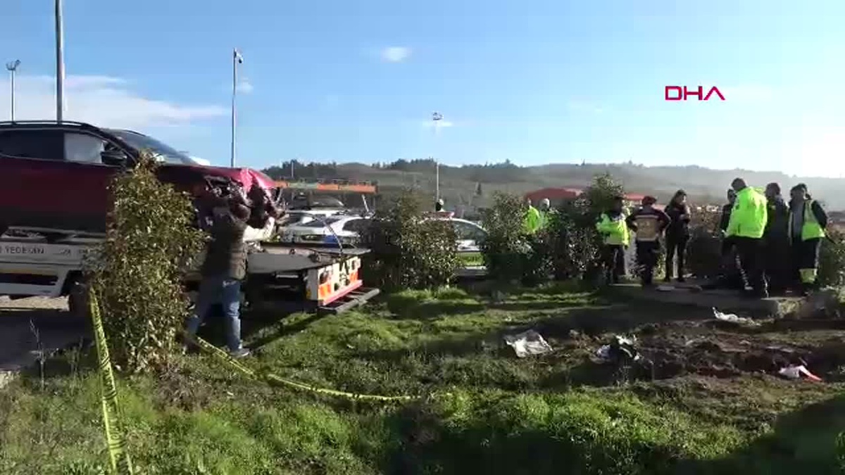 Bursa\'da Polisten Kaçan Sürücü Cip ile Polis Otosuna Çarptı