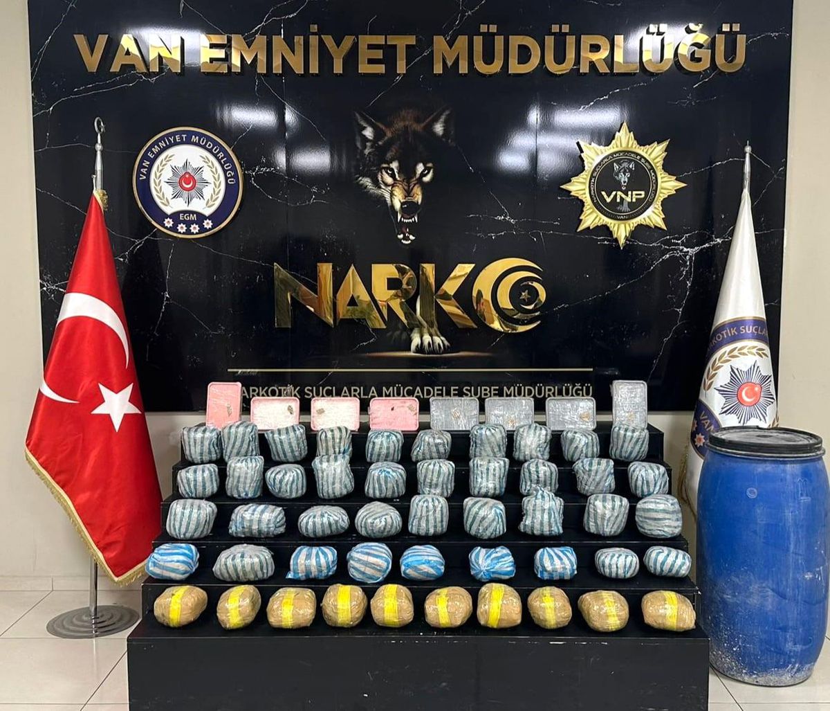 Van\'da Uyuşturucu Operasyonu: 27 kg Esrar ve 9 kg Metamfetamin Yakalandı