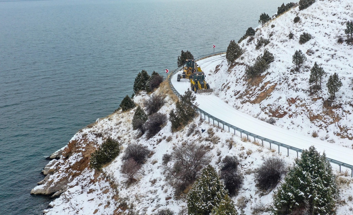 Van\'da kar yağışı sonrası kapalı yollar açıldı