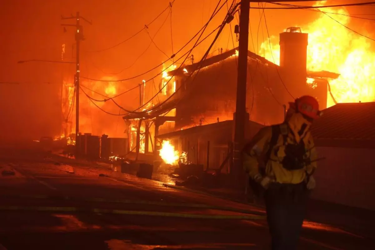 Amerika'yı Yangın Sarmalı Sarıyor: Los Angeles'ta Olağanüstü Hal İlan Edildi