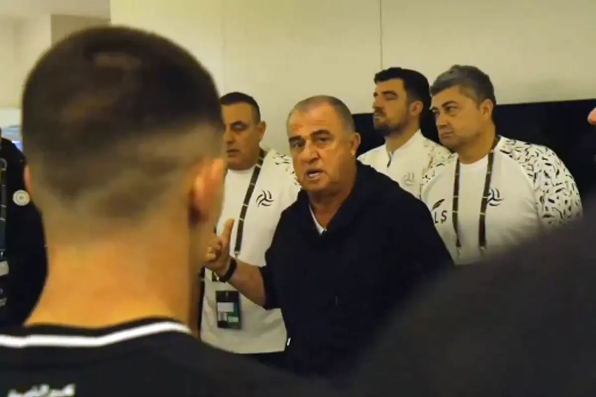 Bakışlara dikkat! Fatih Terim\'in soyunma odasında sarf ettiği cümle takımı şampiyon yapar