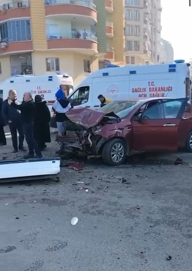 Batman'da okul servisi ile otomobil çarpıştı! Çok sayıda yaralı var