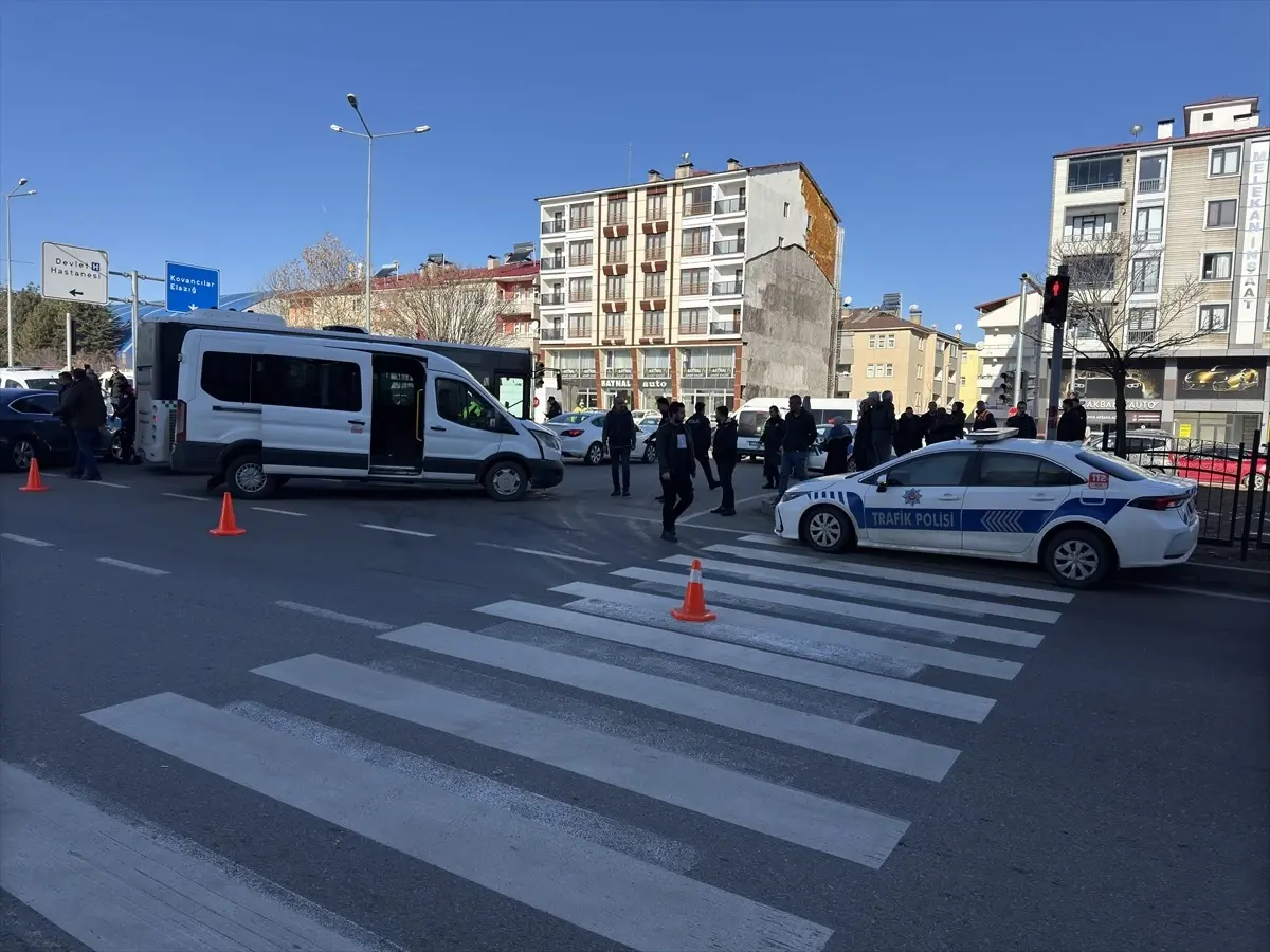 Bingöl\'de Trafik Kazası: Bir Polis Yaralandı
