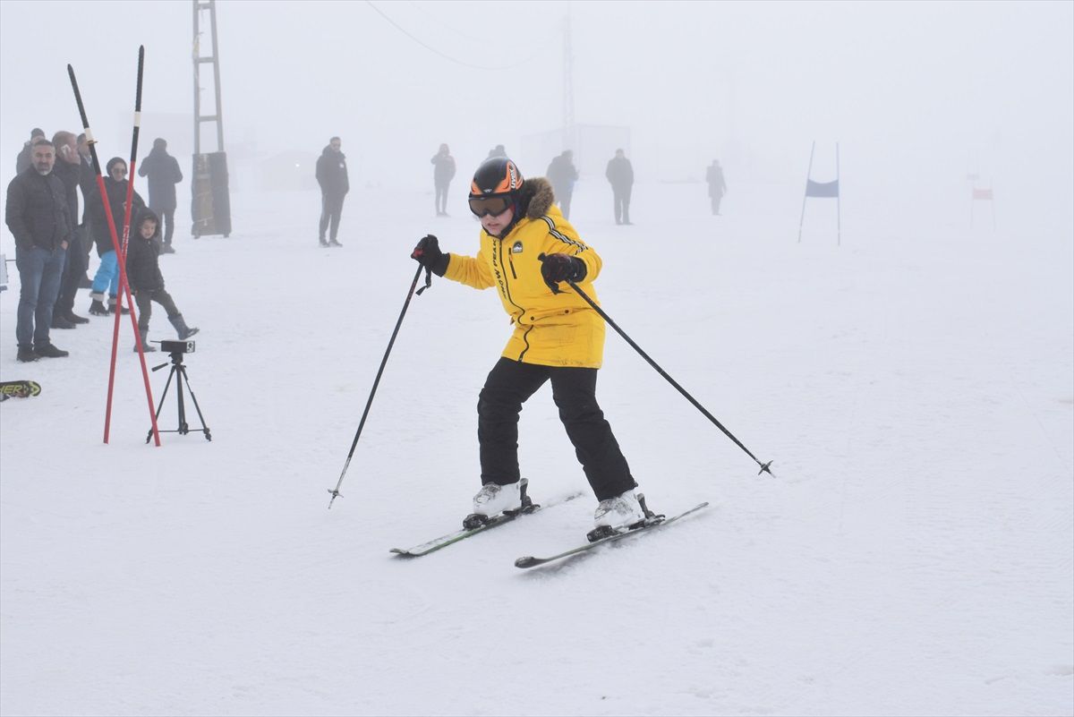 Bitlis\'te Kayak ve Snowboard Yarışması