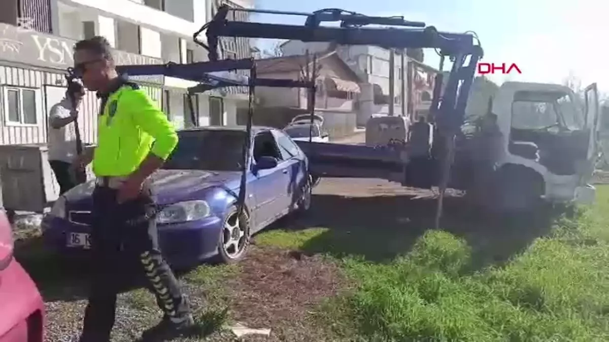 İzmit\'te \'Dur\' İhtarına Uymayan Sürücüyle Polis Aracı Çarpıştı