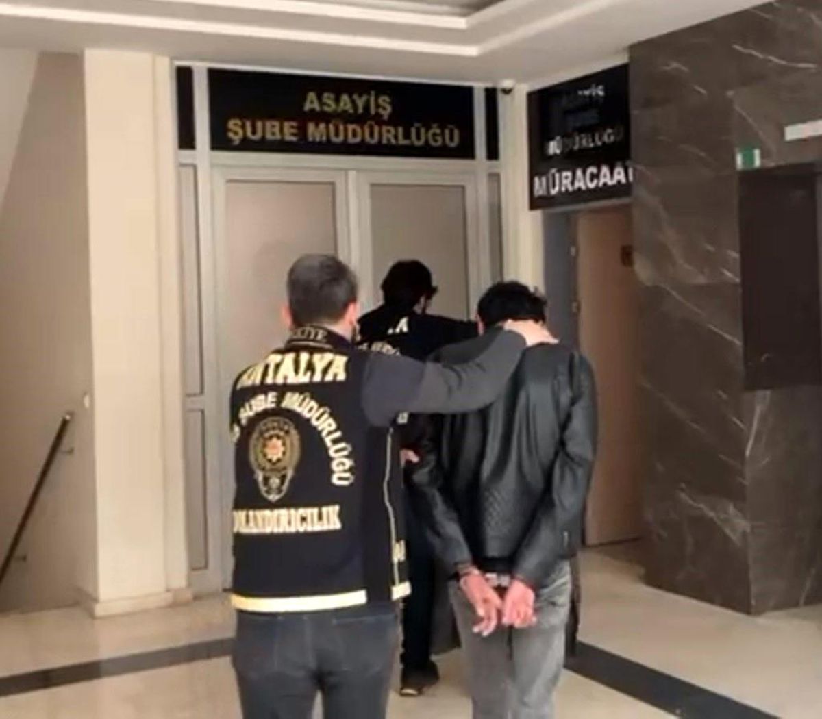 Antalya\'da Polisi Taklit Eden Dolandırıcılar Yakalandı