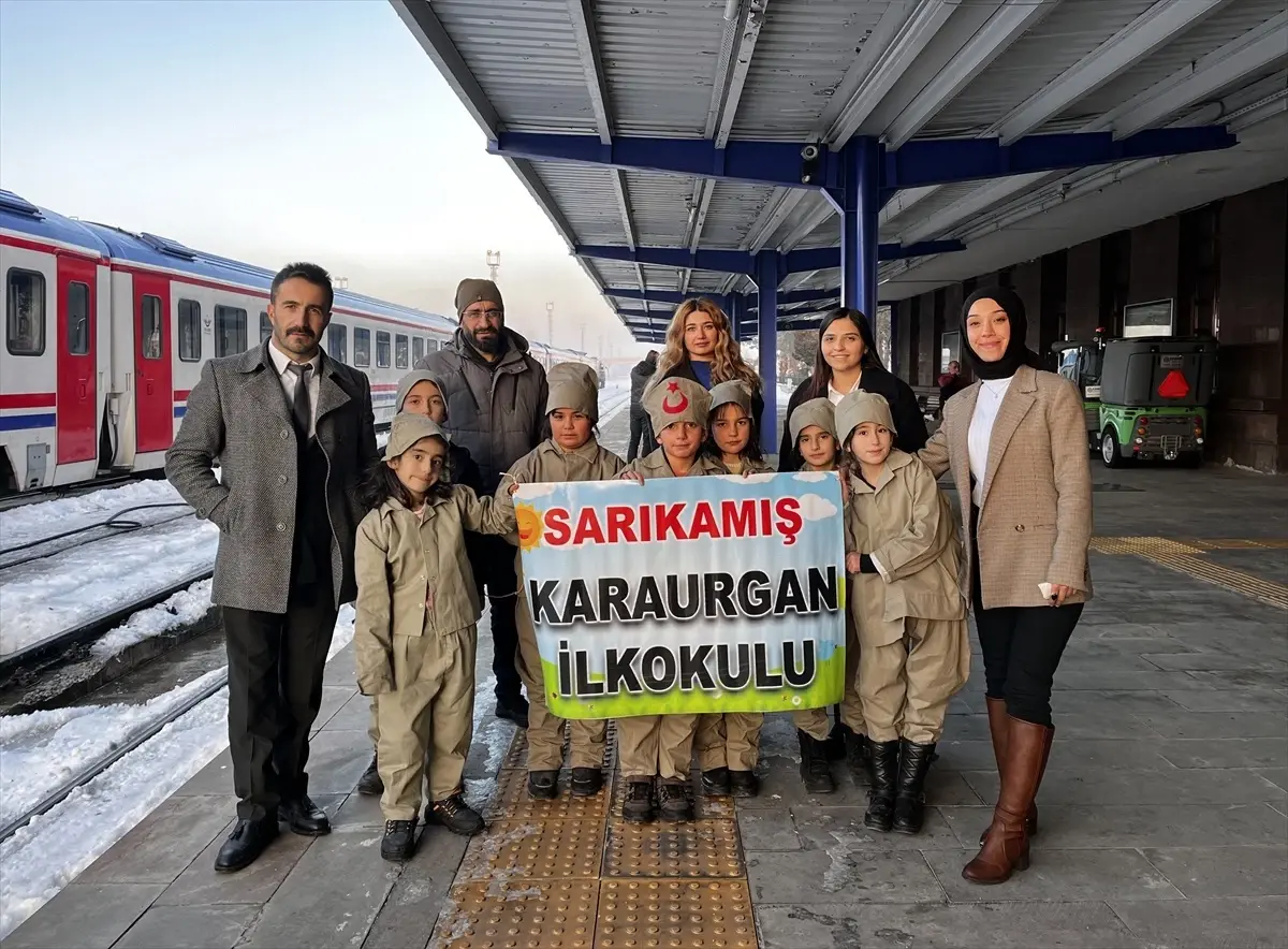 İlkokul çocukları Turistik Doğu Ekspresi\'nde "Sarıkamış Şehitleri Draması"nı sahneledi