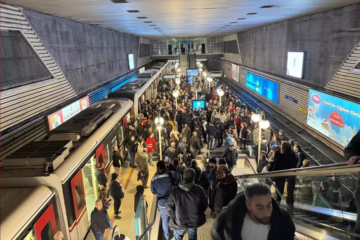 İzmir\'de otobüs şoförleri kontak kapattı, ulaşım felç oldu