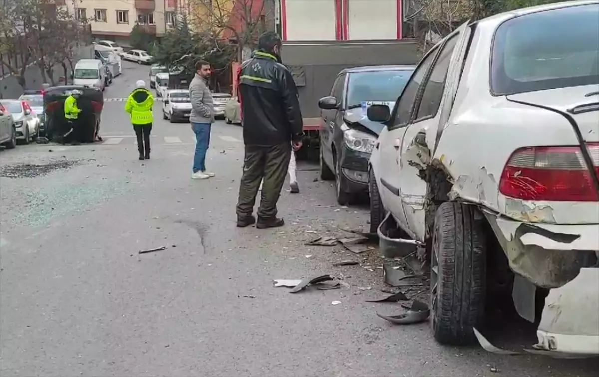 Kağıthane\'de Trafik Kazası: 6 Araç Hasar Gördü