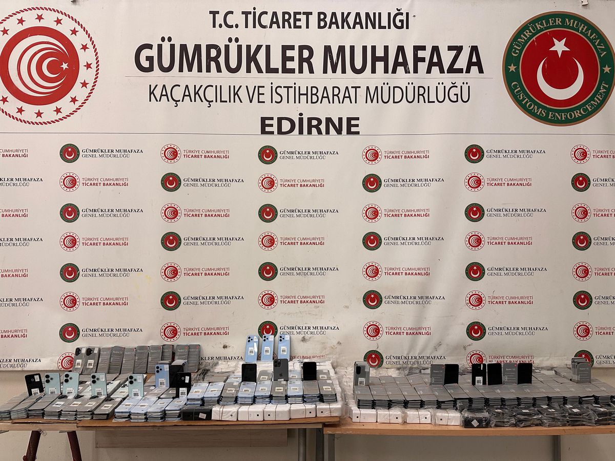 Edirne\'de 5 Milyon Liralık Kaçak Cep Telefonu Ele Geçirildi