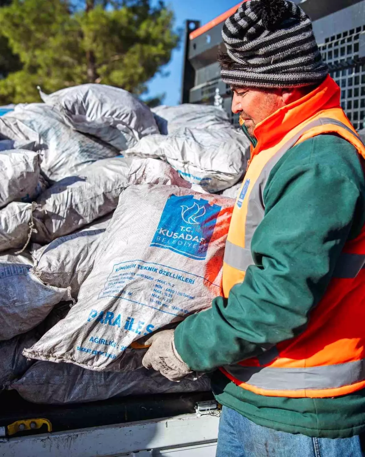 Kuşadası Belediyesi Kış Yardımlarını Sürdürüyor