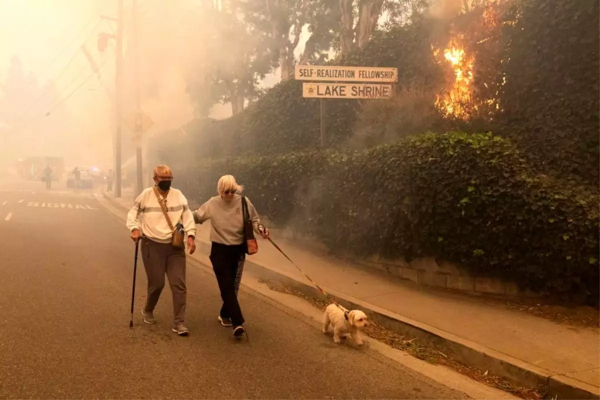 Los Angeles\'ta Yangın: Evler Terk Ediliyor