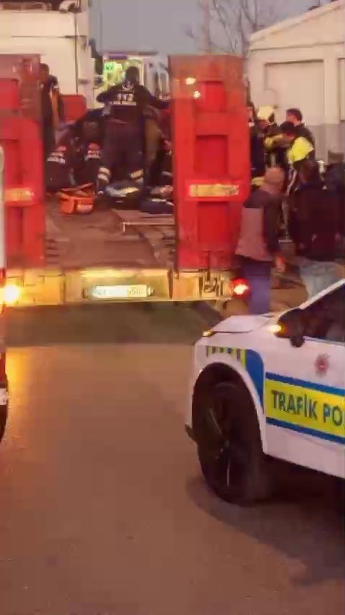 Kocaeli\'de Motosiklet TIR ile Bariyer Arasında Sıkıştı: İki Yaralı