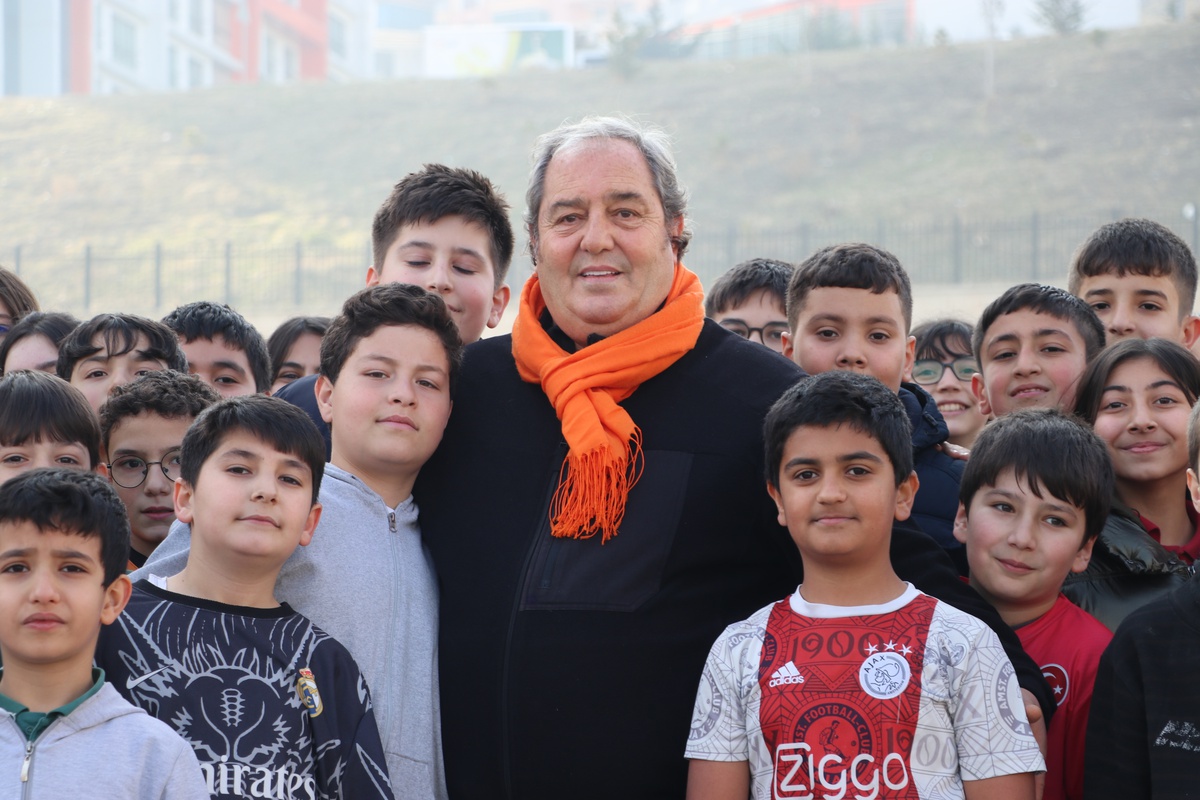 Öğrencilerin alkışlarla uğurladığı emekli öğretmen: İnanılmaz bir duygu yaşadım