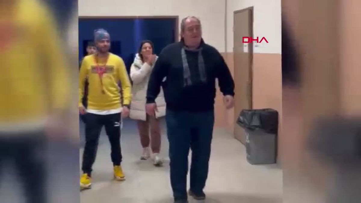 Öğrencilerin alkışlarla uğurladığı emekli öğretmen: İnanılmaz bir duygu yaşadım