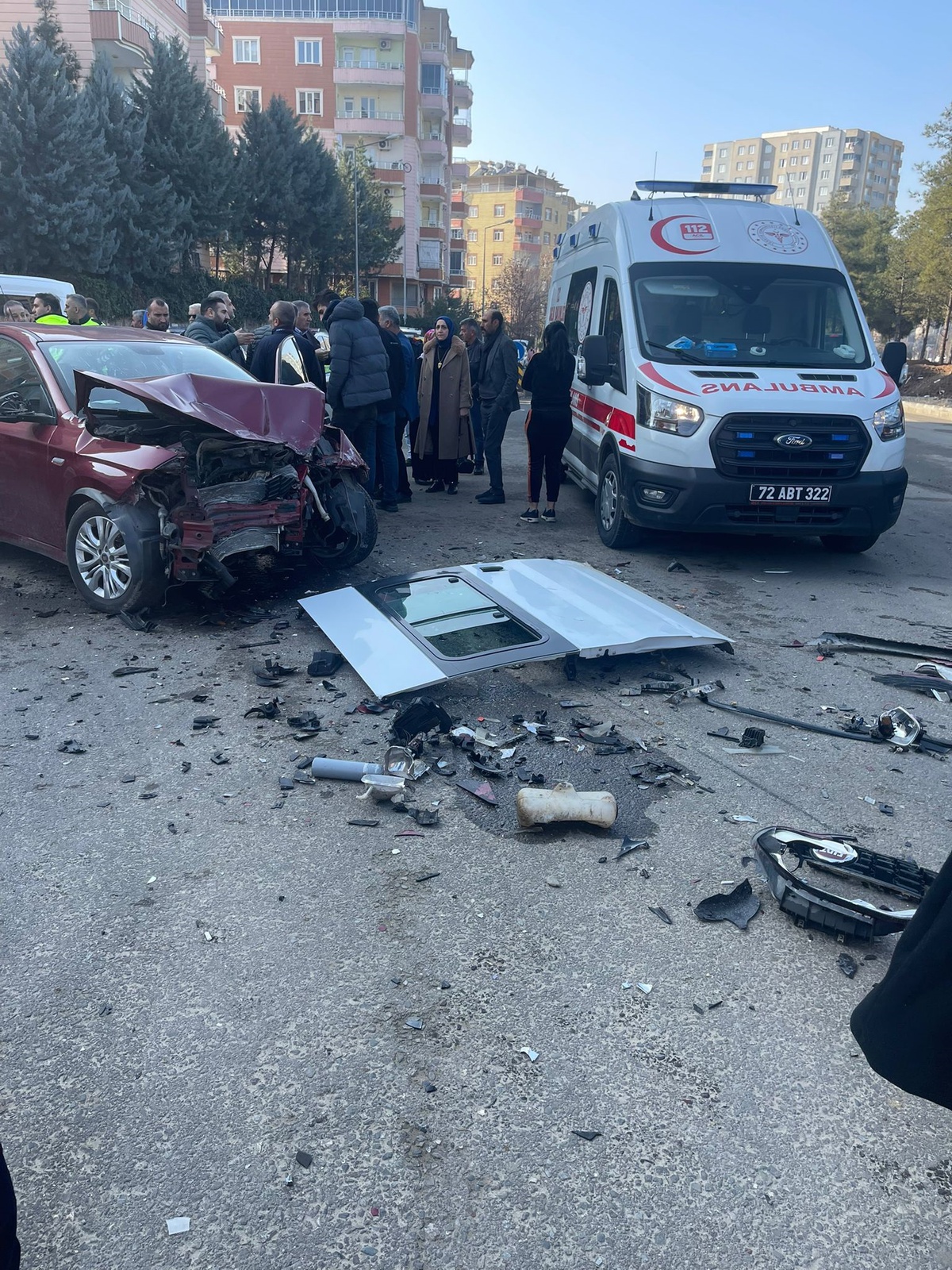 Batman\'da Minibüs ile Otomobil Çarpıştı: 20 Yaralı