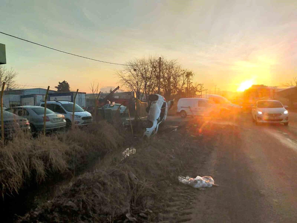 Edirne\'de Otomobil Sulama Kanalına Devrildi