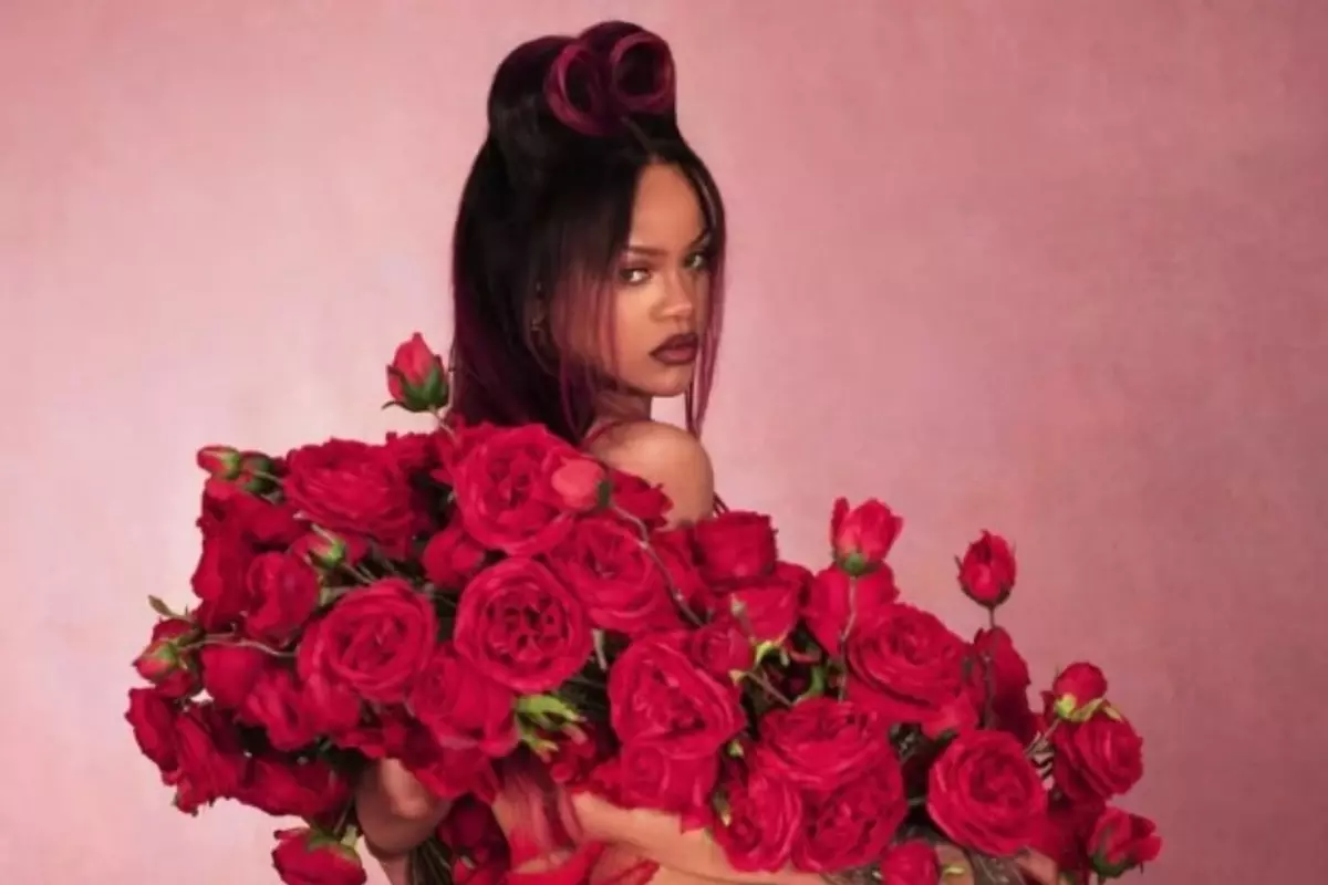 Rihanna, Sevgililer Günü\'ne özel iç çamaşırlarıyla poz verdi!