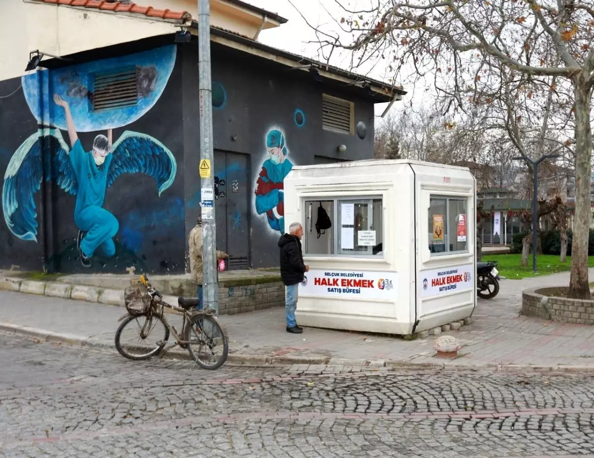 Selçuk\'ta Halk Ekmek Büfelerine Yoğun İlgi