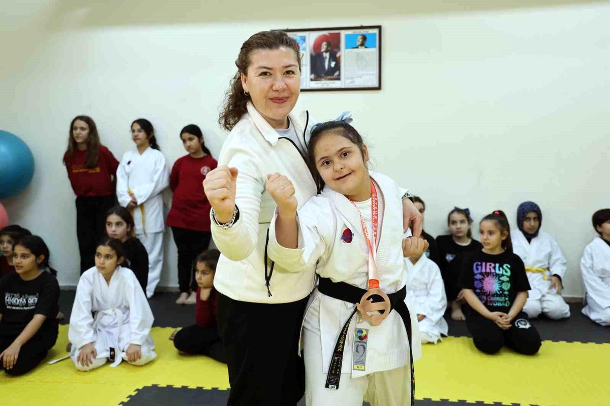 Ayşegül Reyyan\'dan Engelleri Aşan Başarı