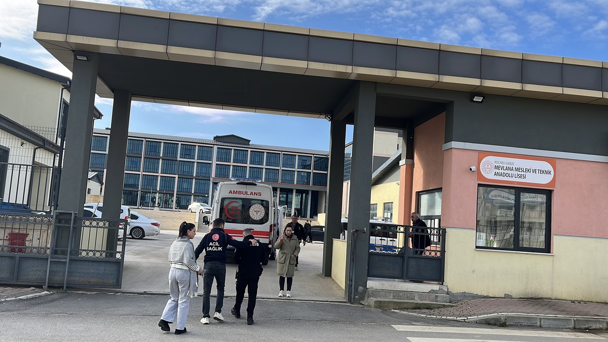 Kavgada Bıçaklanan Öğrenci Hastaneye Kaldırıldı