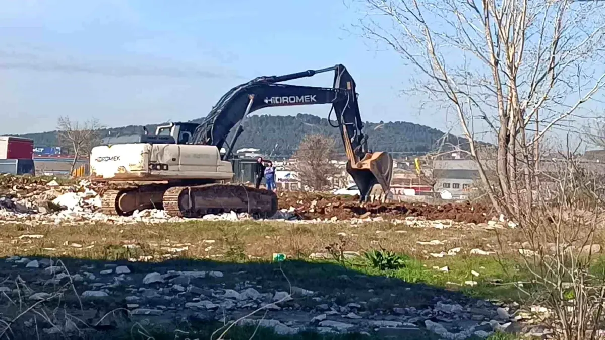 Tuzla\'da Moloz Temizleme Çalışmaları Başlatıldı