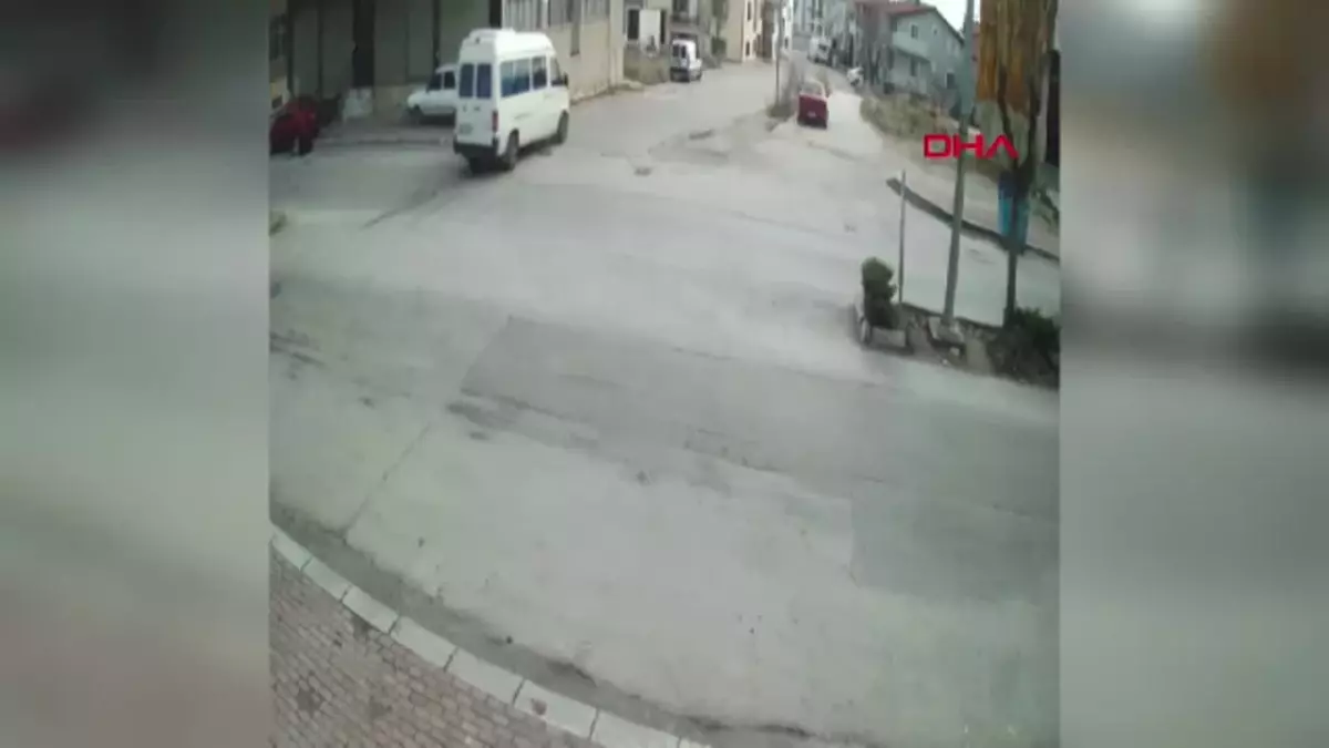 Uşak\'ta Motosiklet ile Minibüs Çarpıştı: 1 Ölü