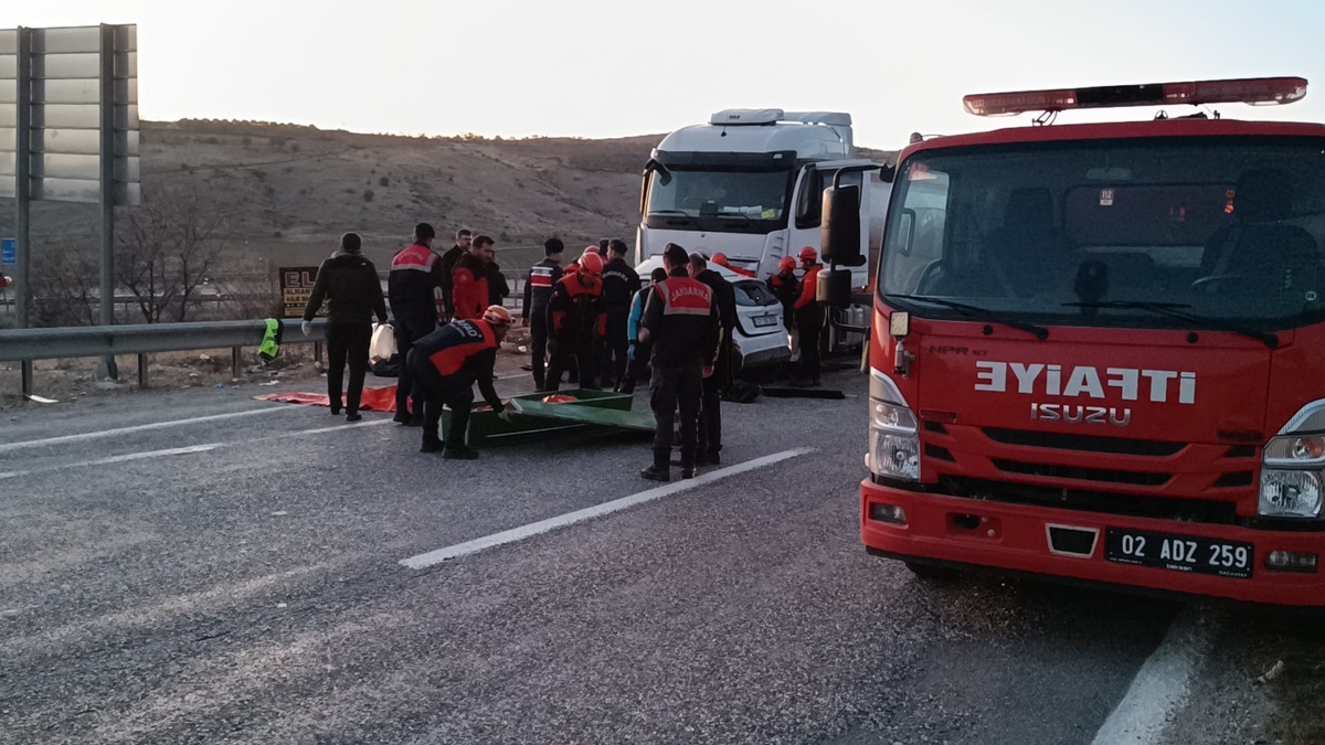 Adıyaman\'da Akaryakıt Tankeri ve Otomobil Çarpıştı: 3 Ölü, 4 Yaralı