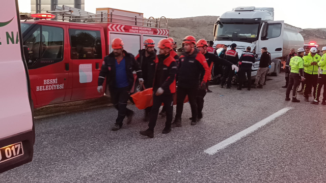 Adıyaman'da akaryakıt tankeri ile otomobil çarpıştı: 3 ölü, 4 yaralı