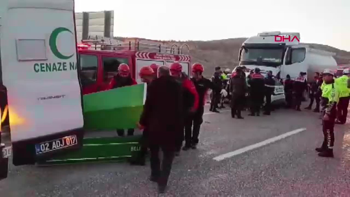 Adıyaman\'da Akaryakıt Tankeri ile Otomobil Çarpıştı: 3 Ölü, 4 Yaralı