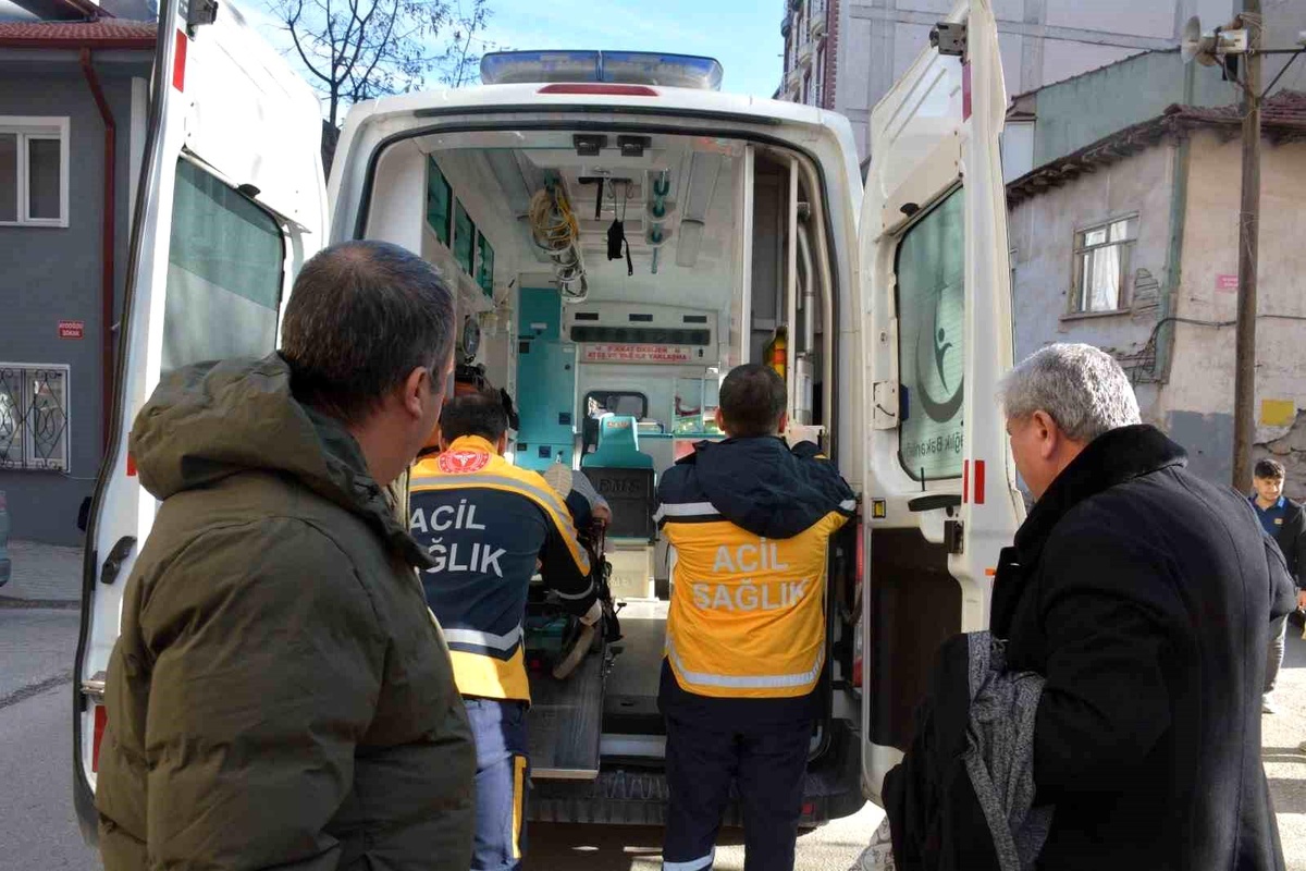Bilecik\'te Trafik Kazası: Yayaya Çarpan Otomobil 1 Kişiyi Yaraladı