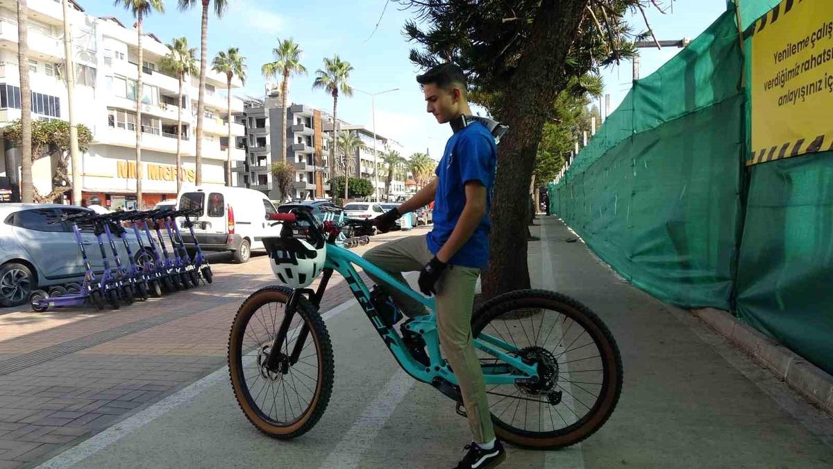 Alanya\'da Bisikletli Gençle Yayanın Tartışması Sosyal Medyada Gündem Oldu
