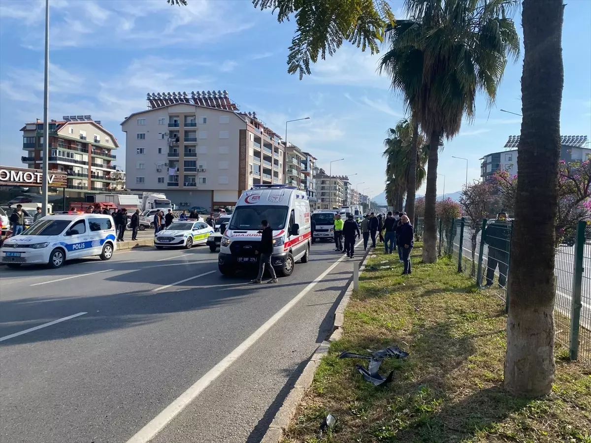 Antalya\'da Motosiklet Kazası: 17 Yaşındaki Sürücü Hayatını Kaybetti