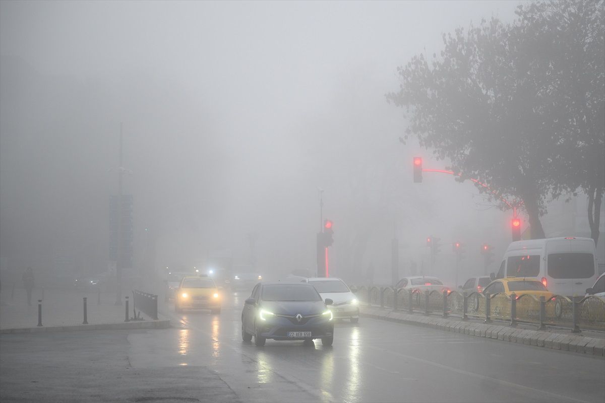 Edirne\'de Yoğun Sis Hava Koşullarını Etkiledi