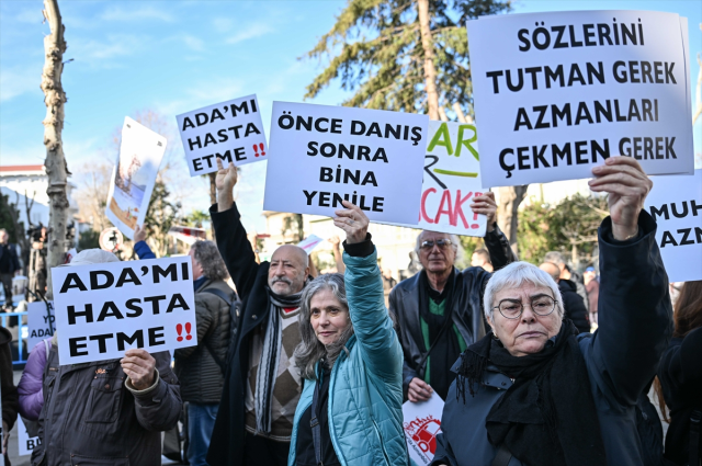 Ekrem İmamoğlu, kendisini protesto eden vatandaşla kürsüden atıştı