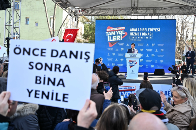 Ekrem İmamoğlu, kendisini protesto eden vatandaşla kürsüden atıştı