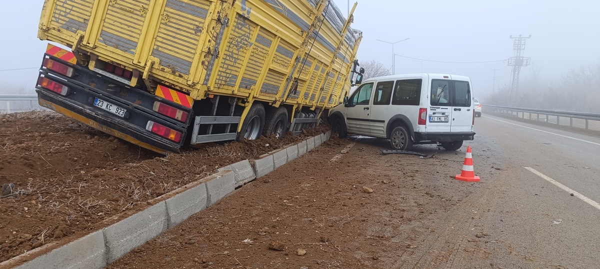 Elazığ-Malatya Yolunda Zincirleme Kaza: 1\'i Ağır 4 Yaralı