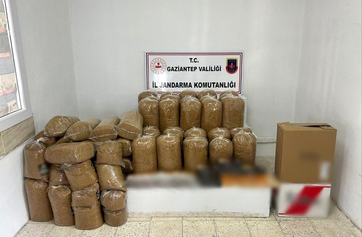 Gaziantep\'te 1 ton 700 kilo kaçak tütün ele geçirildi: 5 gözaltı