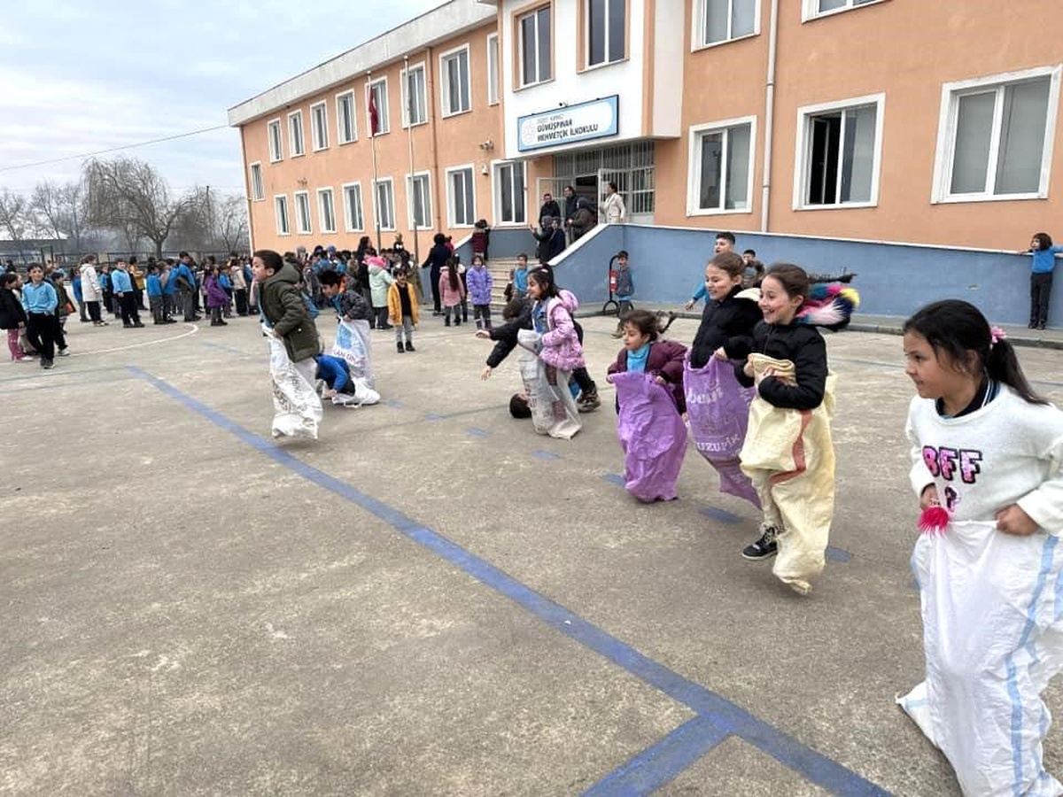 Gönüllü Gençler, Öğrencilere Eğlenceli Bir Gün Yaşattı