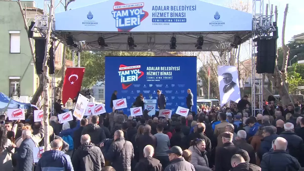 İBB Başkanı İmamoğlu, Büyükada\'da Temel Atma Töreni\'nde Protesto Edildi