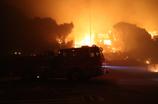 İtfaiye ekibi Los Angeles'ta alevlere poşetle müdahale etti