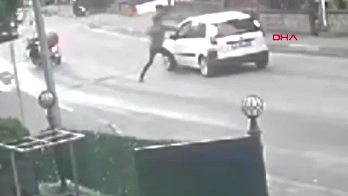 Otomobil Kurye ile Çarpıştı, Kask Fırlatıp Yumruk Attı