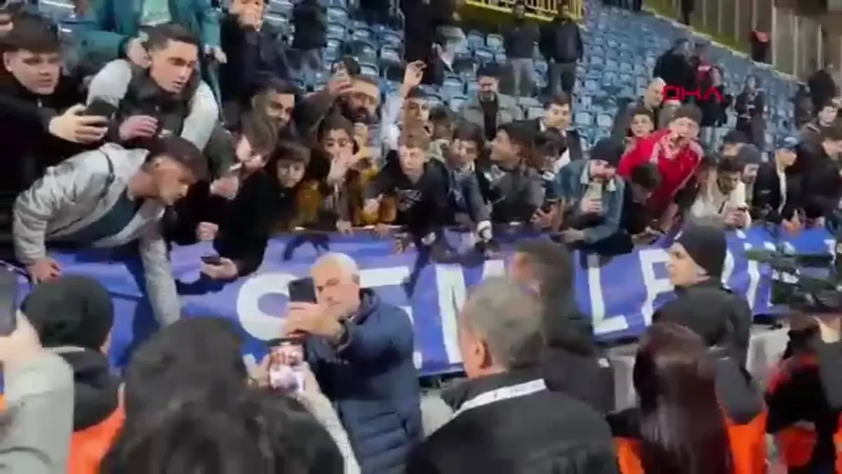 Mourinho\'dan Kasımpaşa Taraftarına Jest