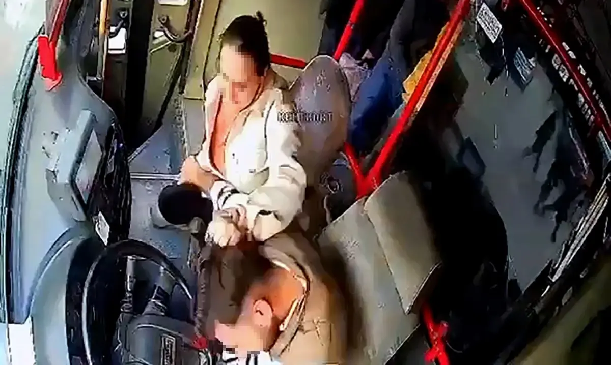 Adana\'da Bıçaklama Olayı: Eşine Biber Gazı Sıktı, Boynundan Bıçakladı