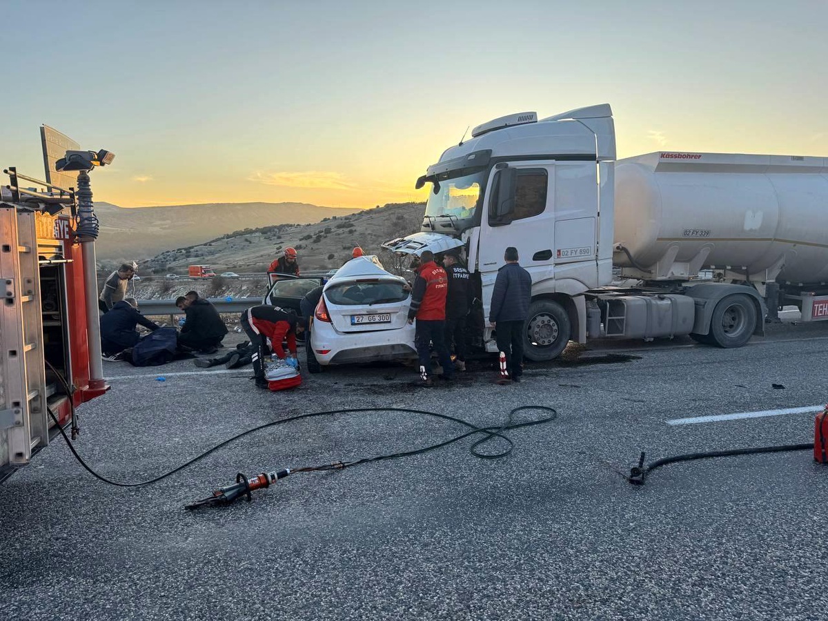 Adıyaman\'da Tanker-Otomobil Çarpışması: 3 Ölü, 4 Yaralı