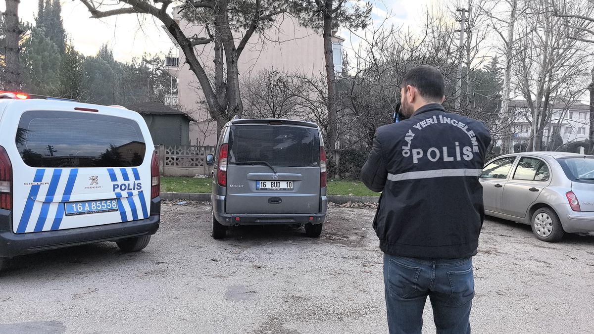 Bursa\'da Park Halindeki Araca Mermi Isabet Etti